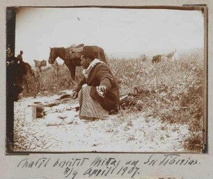 Chalil bereitet Mittag am See Tiberias [Genezareth (See)]. 8/9 April 1907.