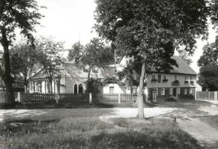 Salzenforst-Bolbritz-Schmochtitz. Ballhaus und Gasthof, Straßenfront