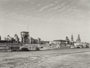 Sekundogenitur : Blick vom Neustädter Ufer über die Elbe gegen Brühlsche Terrasse mit Gebäuden des Sächsischen Kunstvereins und der Hochschule für Bildende Künste mit der eingerüsteten Frauenkirche im Hintergrund, Sekundogenitur und Ständehaus sowie gegen Hausmannsturm und Kathedrale