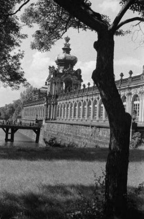 Dresden-Altstadt. Zwinger (1709-1728; M. D. Pöppelmann, B. Permoser). Langgalerie mit Kronentor (1714-1715)