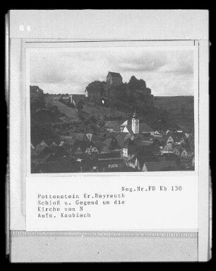 Pottenstein. Stadtteilansicht mit Bartholomäuskirche. Blick von Norden gegen Burg Pottenstein (1057/1070 gegründet)