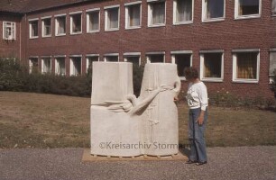 Ausstellung "Skulpturen" von Ingeborg Bukor: Sandsteinplastik "Großer Knoten"