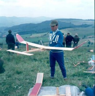 Segelflugschule Wasserkuppe. Austrimmen eines magentgesteuerten Modellfliegers