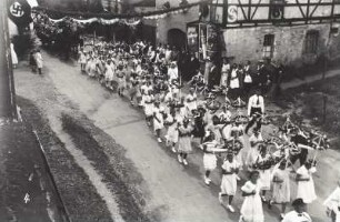 Festzug. Nr. 4: Mädchengruppe mit Blumenkränzen