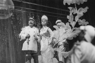 Szenenbilder aus der Operette "Frau Luna" von P. Lincke nach einem Libretto von H. Bolten-Baeckers u. a. mit F. Kronström