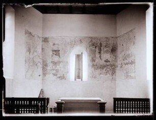 Pfarrkirche innen; Wandbild im Chor