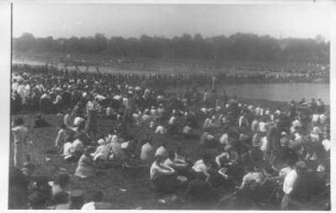 Dresden. Vogelwiese. Feier zum 1. Mai 1934. Ansicht mit Pontonbrücke von Magdeburger Pionieren