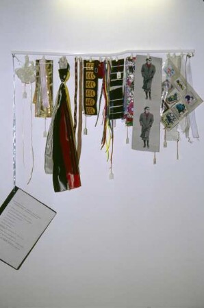 Ausstellungstafel mit Bänder und Borten