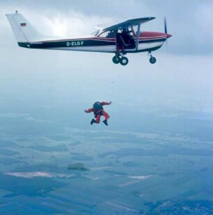 Fallschirmspringer (Angehörige der Freiwilligen Feuerwehr) kurz nach dem Absprung in 1000 m Höhe