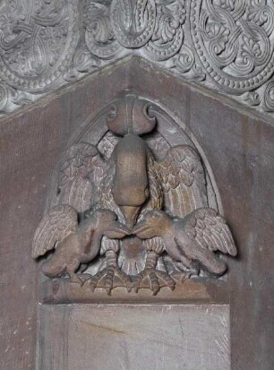 Zwickelrelief mit Pelikanen als chrisliches Symbol