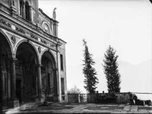 Portal : Jungen vor dem Eingang der Wallfahrtsstätte Madonna del Sasso