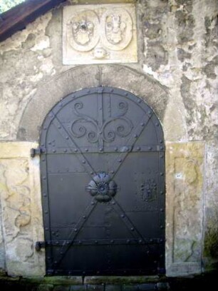 Gruftkammer (im Norden am Langhaus) mit Eingangstür und Wappen