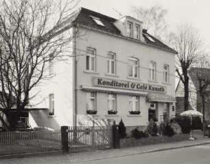 Wohnhaus mit Konditorei und Café