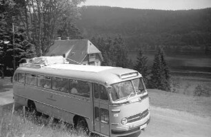 Titisee: Postbus am Titisee; mit Blick auf See