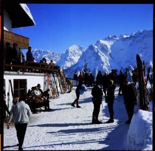 Mittenwald: Terrasse der St. Anton Hütte mit Skibetrieb
