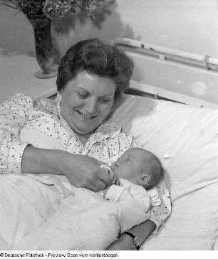 Frauen: Mutter mit Baby