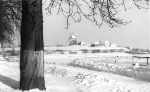 Dorf Mecklenburg. Blick auf Ort und Erdholländer, Baujahr 1849