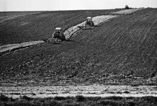 3 Traktoren 2 : Ein großer Acker. Drei Traktoren der LPG pflügen das Feld um