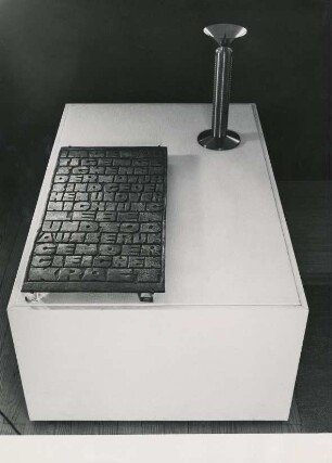 Schriftplatte und Leuchter von Fritz Kühn