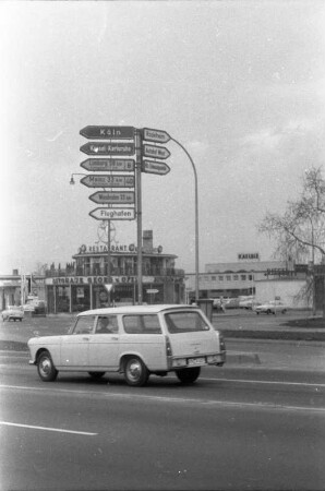 Frankfurt (Main). Blick über eine Straße mit Richtungsweisern gegen Geschäftshäuser