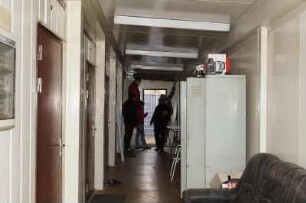 Flur in einer Flüchtlingsunterkunft während der Demontage