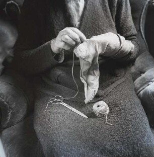 Frau bei der Handarbeit