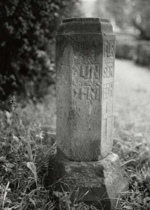 Lößnitz, Gedenkstein : Gedenkstein, Sandstein, Anfang 20. Jahrhundert, Lößnitz (Kreis Aue), Friedhof