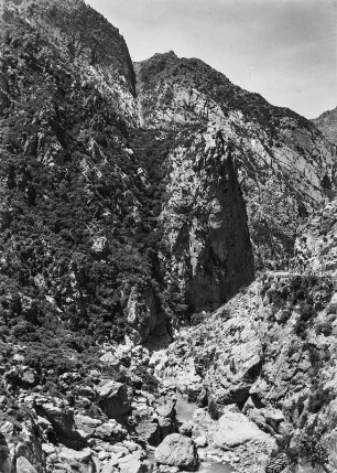 Schlucht : Blick auf eine Schlucht bei Kherrata. Durch Steinschlag gefährdete Stellen wurden übertunnelt.