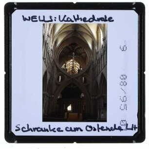 Wells, Kathedrale : Innenansicht Langhaus mit Scherenbogen