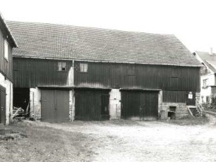 Reinhardtsdorf-Schöna, Hauptstraße 49/49a. Vierseithof (1801/1850). Hof mit Scheune