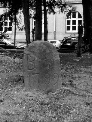Grenzstein im Lilipark; Offenbach, Lilipark