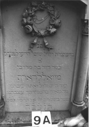 Grabstein 9 (Index: 99808397) Material: Sandstein Zustand: gut Maße HxBxT: 170x62x33 cm Beschreibung: ädikulaartige Stele mit Säulen, flacher Abschluß mit Aufsatz, Schriftfelder eingetieft Symbolik: Schofar, Blumenkranz: Grabstein 9A