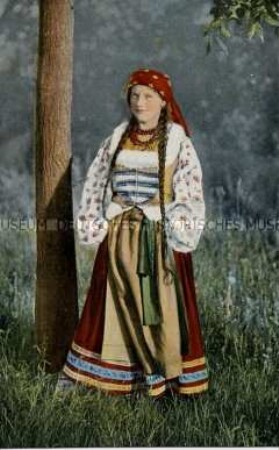 Junge Frau in ukrainischer Volkstracht