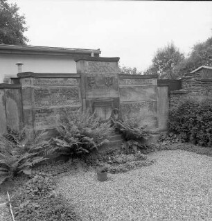 Wandgrabmal der Familie Uhlmann : Wandgrabmal der Familie Uhlmann. Stein (um 1930). Chemnitz-Reichenbrand, Friedhof der Johanneskirchgemeinde