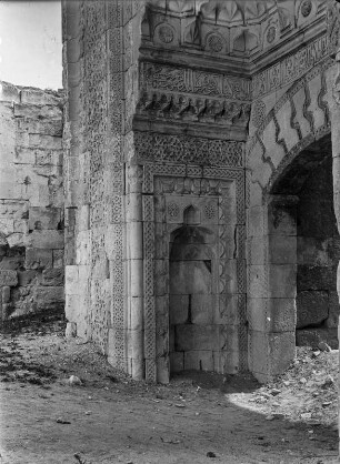 Portal : Blick auf eine Seitennische des reichgeschmückten Portals der Karawanserei Sultanhanı.
