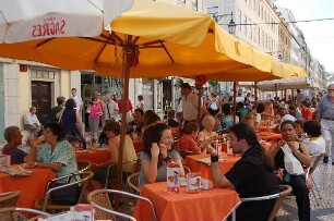 Lissabon - Innenstadt : Lissabon Zentrum, Straßencafè in der Fußgängerzone Rua Augusta, aufgenommen 2006