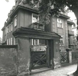 Dresden-Trachau, Stephanstraße 30. Villa. Um 1910. Straßenansicht mit Tor
