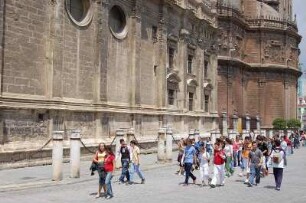 Sevilla - Touristen an der Kathedrale