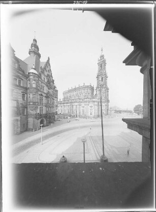 Dresden-Altstadt. Blick aus einem Fenster des Ständehauses gegen Residenzschloß und Hofkirche