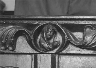 Gestühl mit Medaillons von Heiligen — Fürbittende Maria
