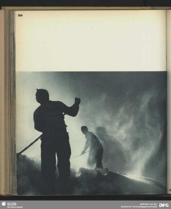 Stäubender Schnee im Gegenlicht