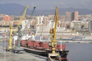Alicante - Schiff im Hafen : Ein Schüttgutfrachter wird im Hafen beladen. Aufgenommen in der spanischen Hafenstadt Alicante am 15. Oktober 2009