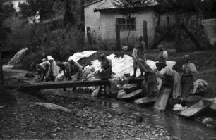 Cestine: kroatische Wäscherinnen am Bach