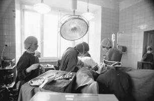 Freiburg: Altes Diakoniekrankenhaus Frauenklinik, Marienstraße; Operationssaal während Operation