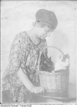 Porträt einer Frau mit Katzenkorb (Frau Lankow?)