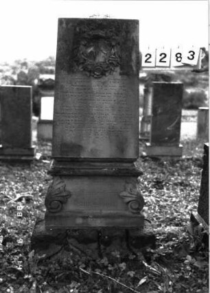 Grabstein 2283 (Index: 100097403) Maße HxBxT: 144x47x19 cm Symbolik: Trauerkranz: Grabstein 2283
