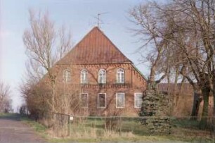 Dorfstraße (14): Bauernhaus aus Backstein: Giebelseite Wohntrakt