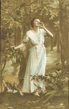[Foto einer Frau in Kleid]