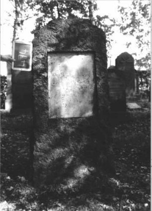 Grabstein 474 (Index: 100111669) Material: Granit, weiße Schriftplatte Zustand: gut, Schriftplatte ohne Inschrift Maße HxBxT: 152x70x26 cm Beschreibung: grob stelenhaft behauener Stein, Segmentbogenabschluß, rechteckige Schriftplatte: Grabstein 474