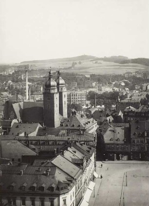 Plauen, Stadtansicht : Plauen. Blick vom Rathausturm auf die Johanniskirche, hinten Kemmler (507 m). Vor dem Angriff am 10.04.1945